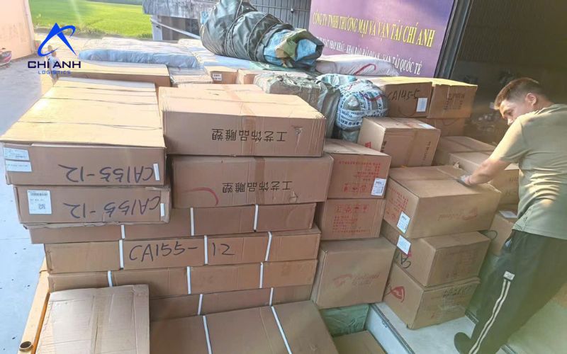 Các đơn hàng mua hộ được đóng gói