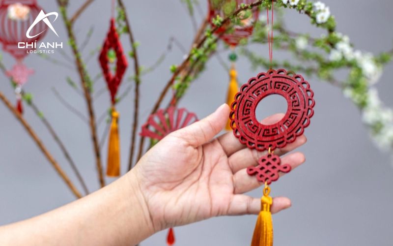 Đồ trang trí trên cây mai, cành hoa